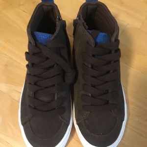 Mini Boden Nwob Size 11.5 little boy shoes.